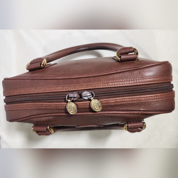 Gucci Square Boston handbag. Minor tarnishing on hardware. Wear under handles - Picture 5 of 16